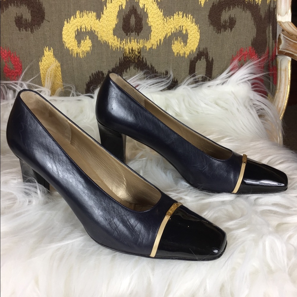 ST JOHN 🎉HP🎉Made in 🇮🇹 Classic Two Toned Heel